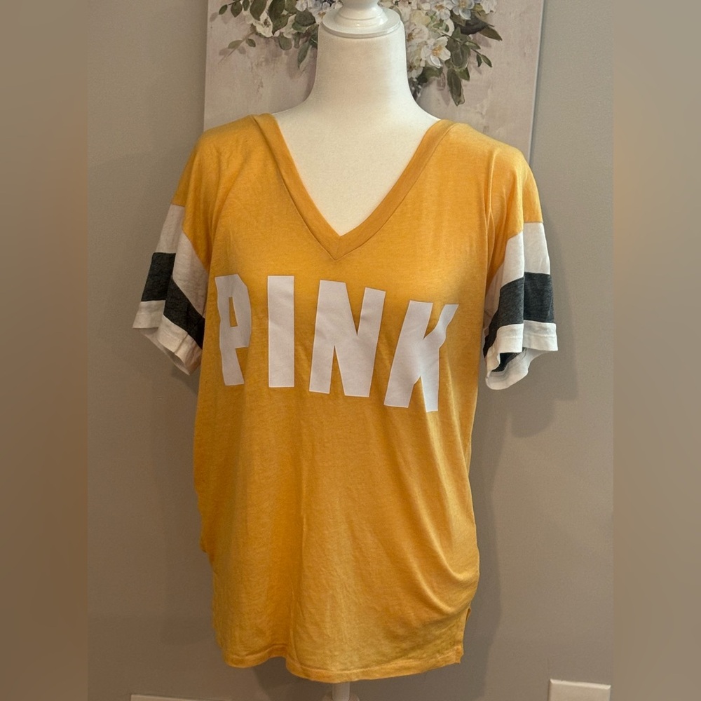💗CLOSET CLEAR OUT💗
PINK Gold & Black T Shirt💛🖤
Size Small